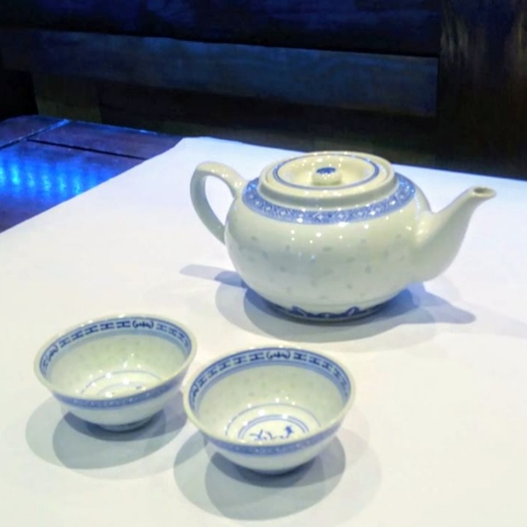 Rice pattern white & Blue Chinese 50's, Tea pot w/ 2 matching cups. - Picture 8 of 12